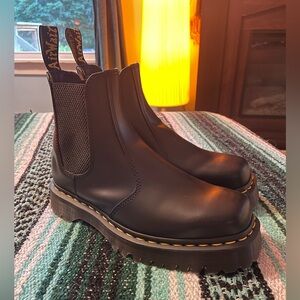 NWOB Dr. Martens 2976 Bex Squared Toe Chelsea Pull On Boots Polished Black